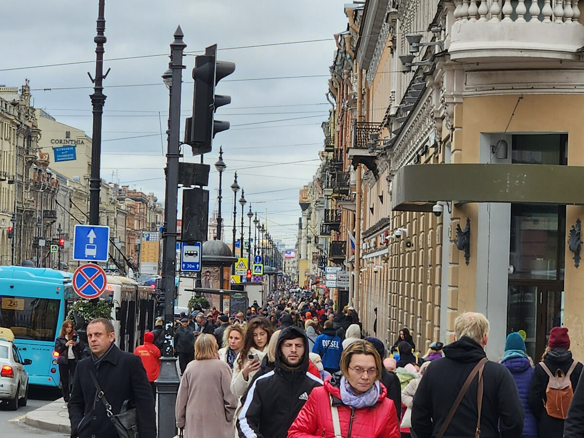 Москва питер. Храм христа спасителя и исаакиевский собор. Благовещенский мост набережная университетская. Невский проспект (площадь искусств, д. Петербург больше москвы.
