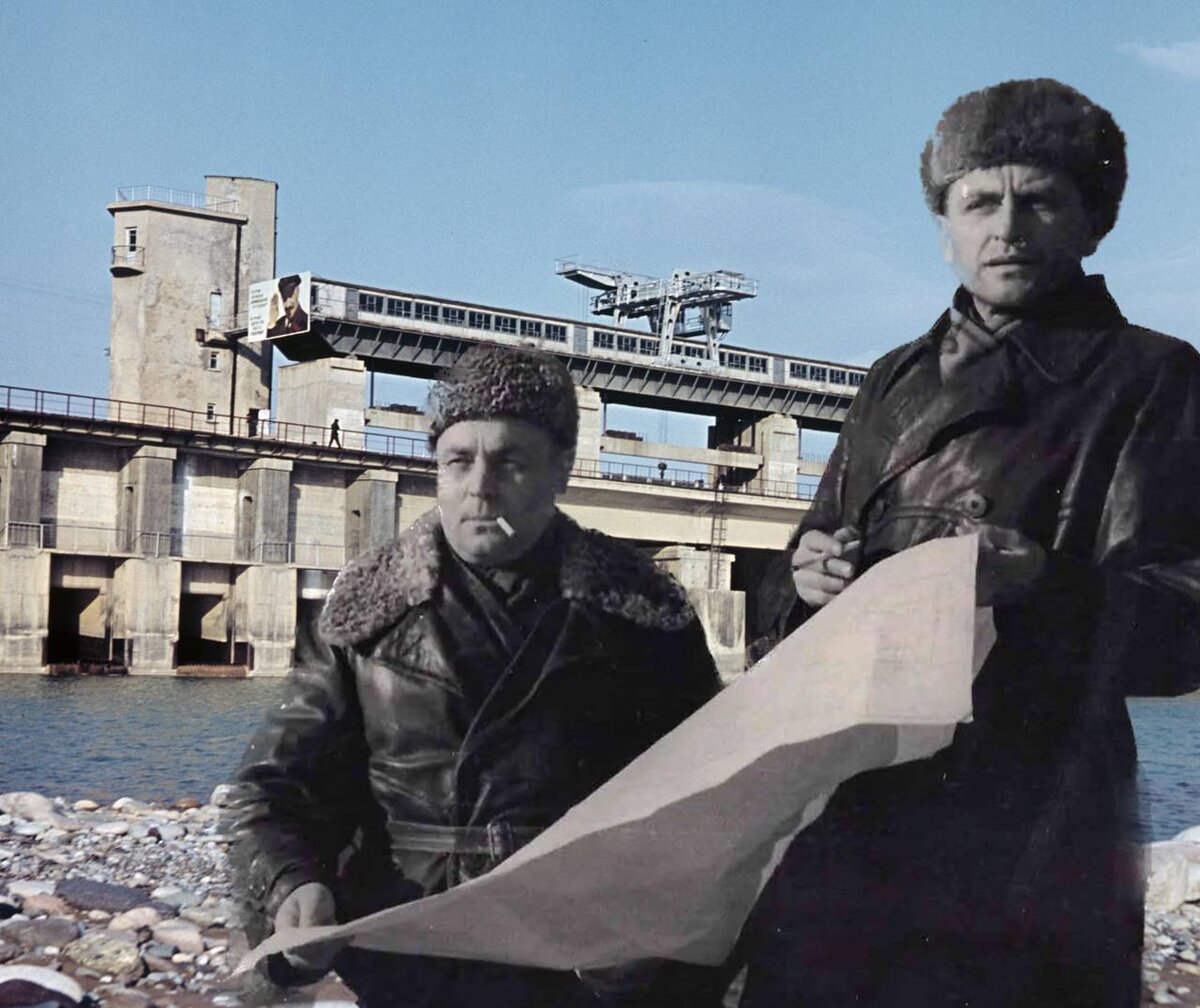 Где находится электросети. Электрическая подстанция. Схема передачи электроэнергии потребителям. Схема электроснабжения от генератора до потребителя. Монтажник на столбе.