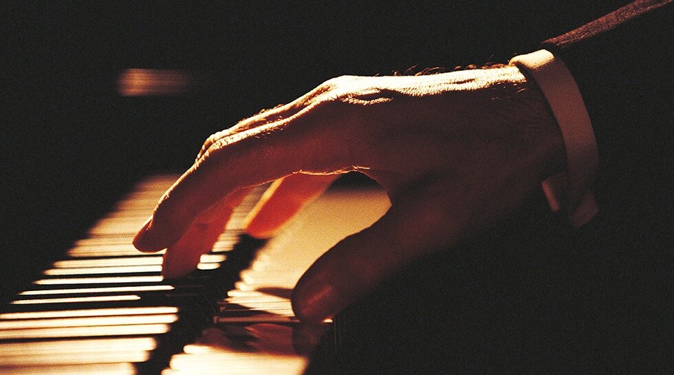 Можно музыку потише. Клавиши фортепиано и руки. On Maestro пианино. Пианист в бумагах. Тихая музыка картинка.