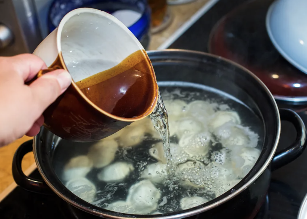 Мытье кастрюль и сковородок. Чистка раковины от засоров. Натирка посуды. Меламиновая губка для белой подошвы. Мытье сковородки.