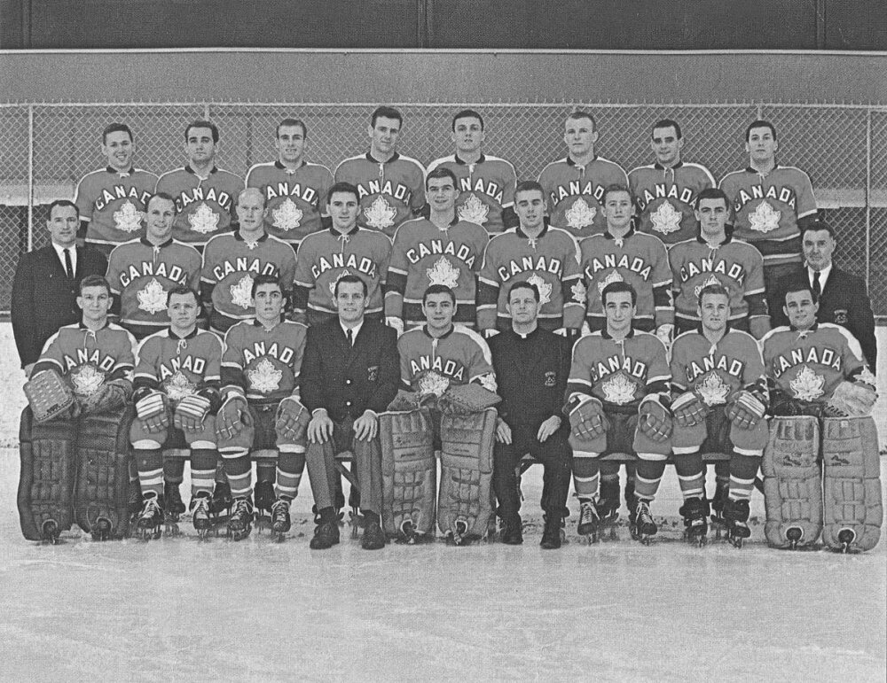  Сборная Канады образца 1964 года: Нижний ряд: Сет Мартин, Дэйв Меррифилд, Роже Бурбонне, доктор Хиндмарш (генеральный менеджер), Кен Бродерик, отец Дэвид Бауэр (главный тренер), Эл Маклин, Джек Уилсон, Ричард Бродбелт; Средний ряд: доктор Нестман (врач), Мики Макдауэл, Хенри Акерволл, Гэри Бегг, Брайан Конахер, Терри Клэнси, Росс Моррисон, Пол Конлин, Джонни Оуэн (тренер); Верхний ряд: Боб Форхен, Рэй Каксию, Маршалл Джонстон, Терри О’Мэлли, Дон Роджерс, Барри Маккензи, Гэри Динин, Джордж Сварбрик;