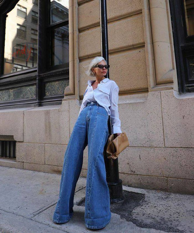 женщина в джинсах. разные джинсы. джинсы. джинсы мом женские. девушка выбирает джинсы в магазине.