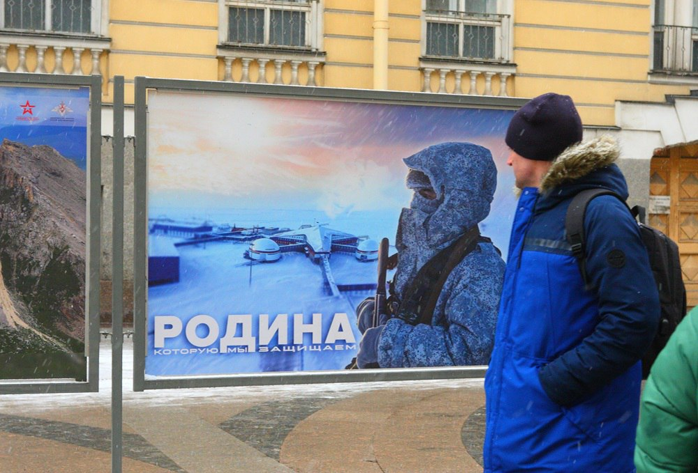 Прекрасное чувство - любовь. Хочется быть ближе к тебе. Будь рядом со мной. Два влюбленных человека. Мужчина и женщина со спины.