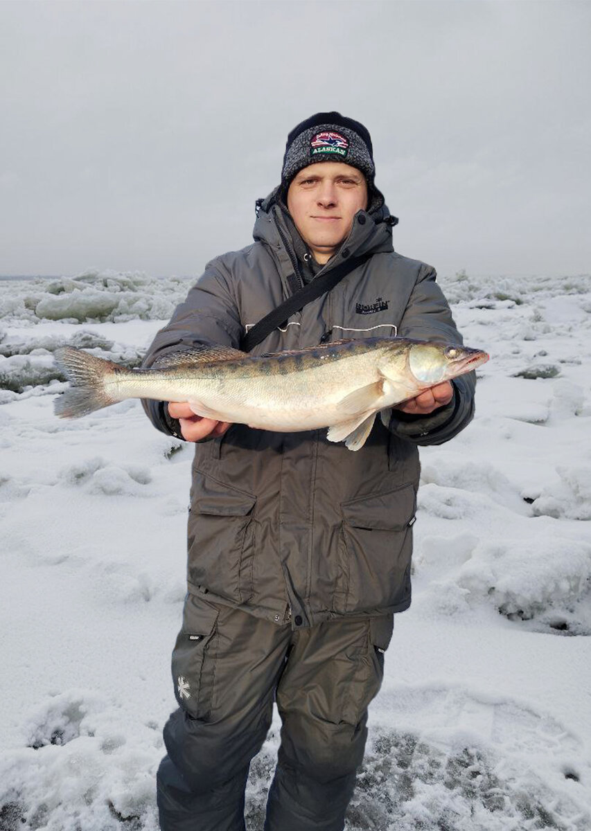 На фоне фотошоп, так как сфоткал меня добрый человек у машины!)