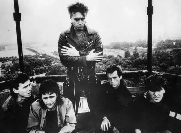 альбом группы крематорий 5 букв. альбом группы крематорий 5 букв. крематорий группа альбомы. крематорий группа легенды русского рока. крематорий - три источника (2000).