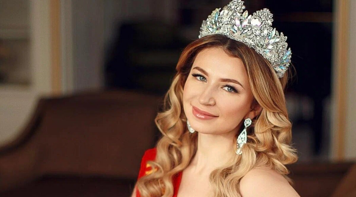 Елена Блиновская на конкурсе Миссис Россия в 2016 году. Яндекс картинки.