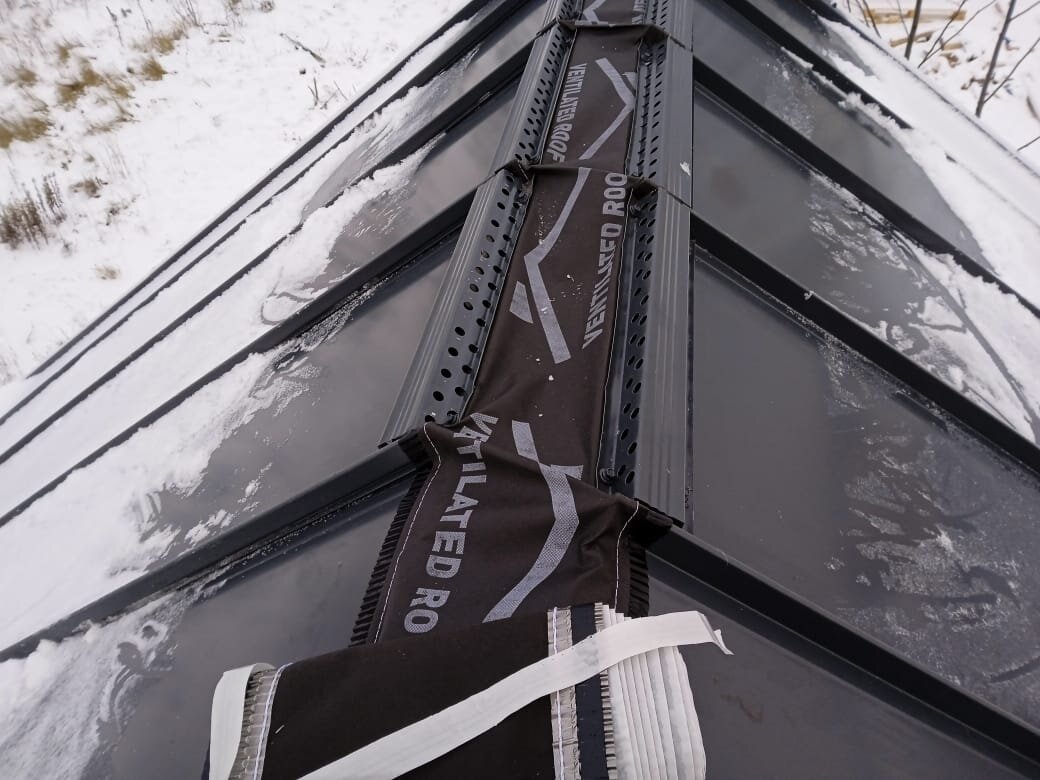 конек над крышей. цементно песчаная черепица на вальмовой крыше. планка ветровая с отгибом для мягкой кровли 100х20х70. Ridge cap roof. металлочерепица клауди.