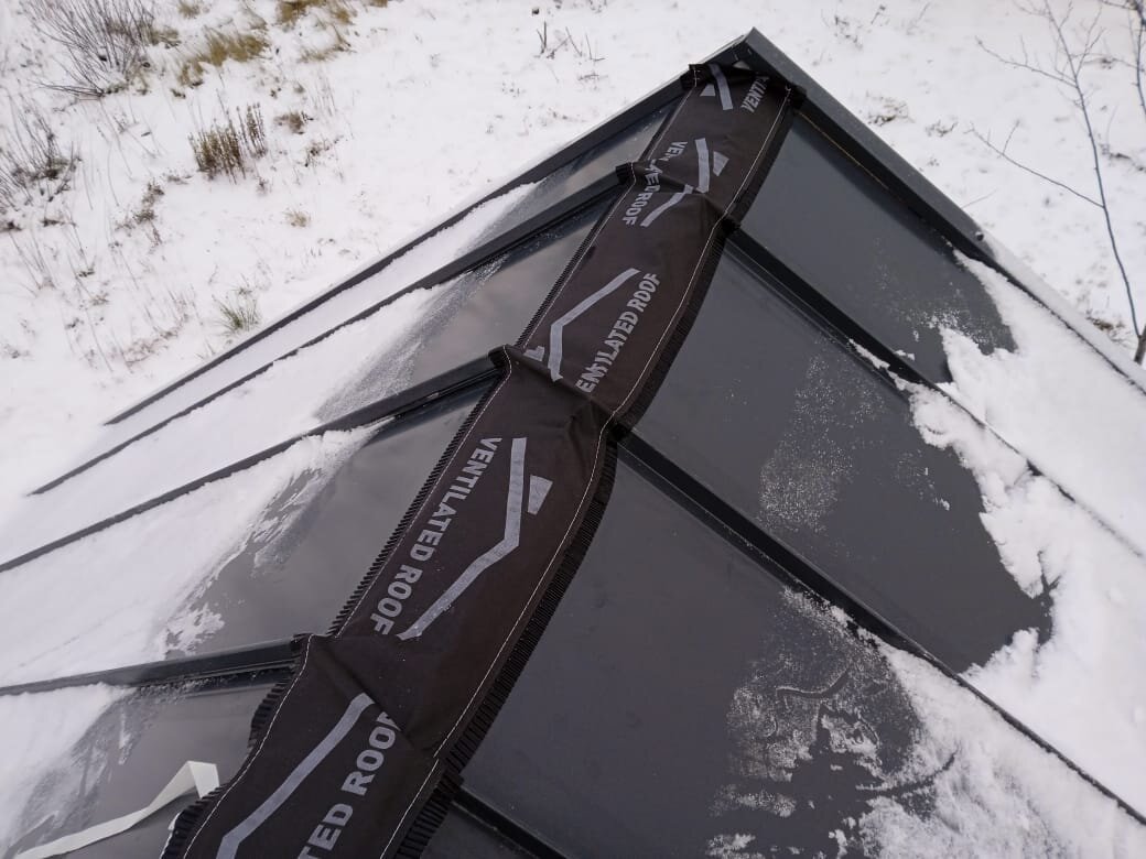 аэроэлемента конька на кровле из кликфальца