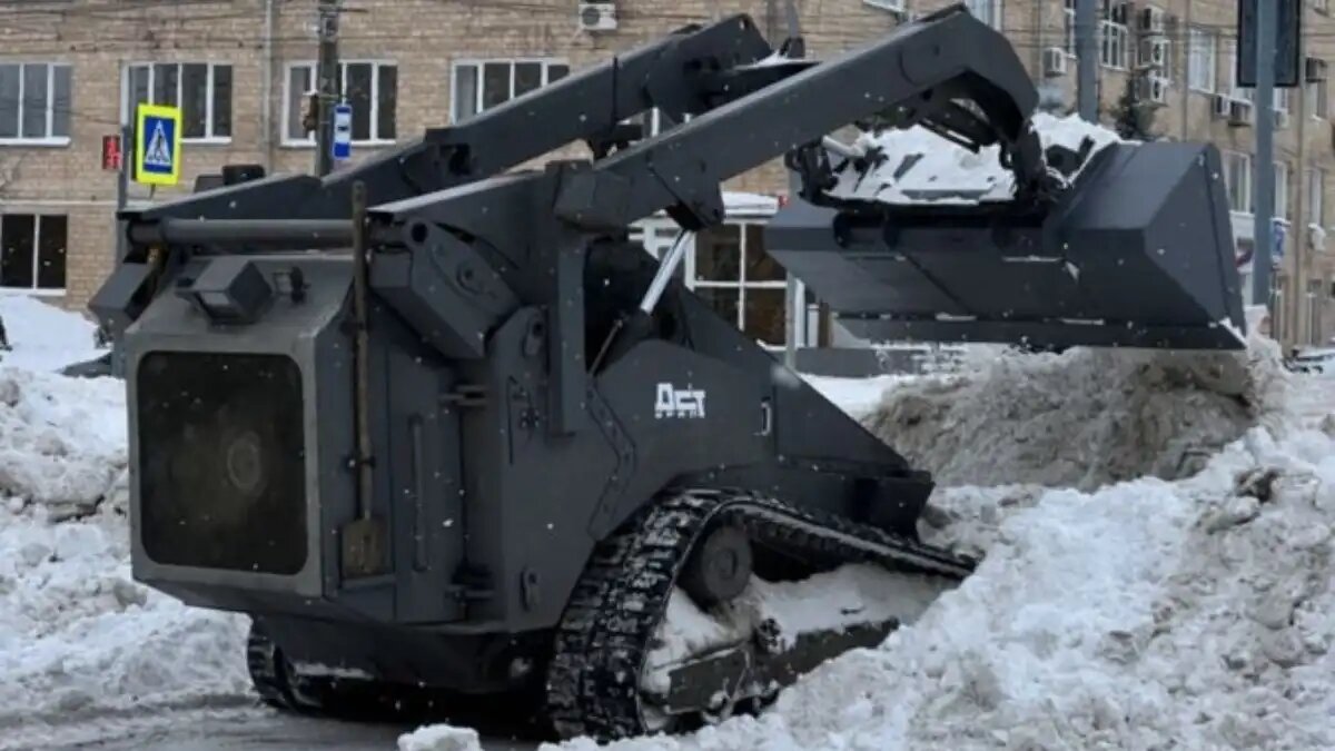 Фото: usu.ru (ЮУрГУ) Новый умный бульдозер-погрузчик для уборки снега от ЮУрГУ и ДСТ-Урал