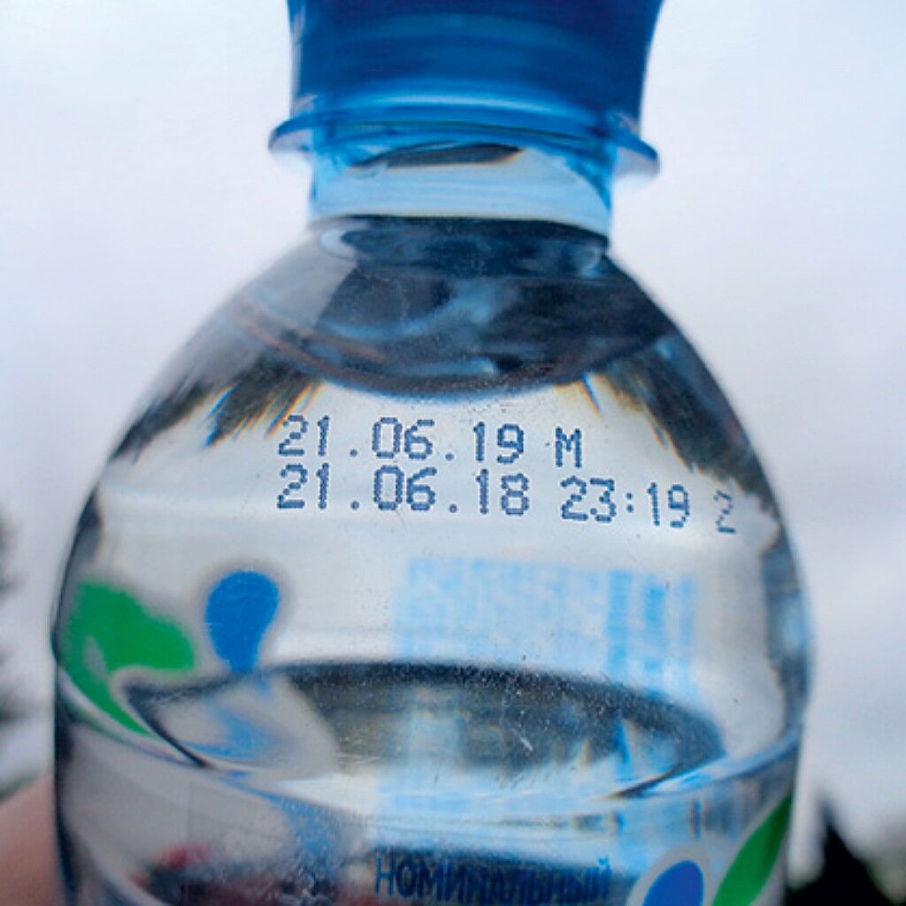 Срок годности на бутылке. Срок годности на бутылке с водой. Срок годности питьевой воды в бутылках пластиковых. Вода питьевая срок годности.