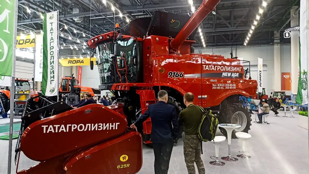 Фото: © Артём Борисов / Glavpahar.ru Зерноуборочный комбайн YAFENG 9166 на ТатАгроЭкспо 2024