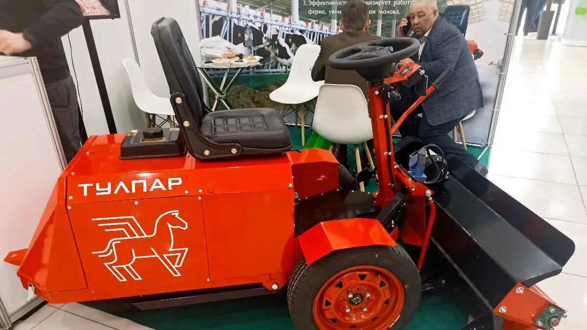 Фото: © Артём Борисов / Glavpahar.ru Подталкиватель кормов Тулпар на ТатАгроЭкспо 2024