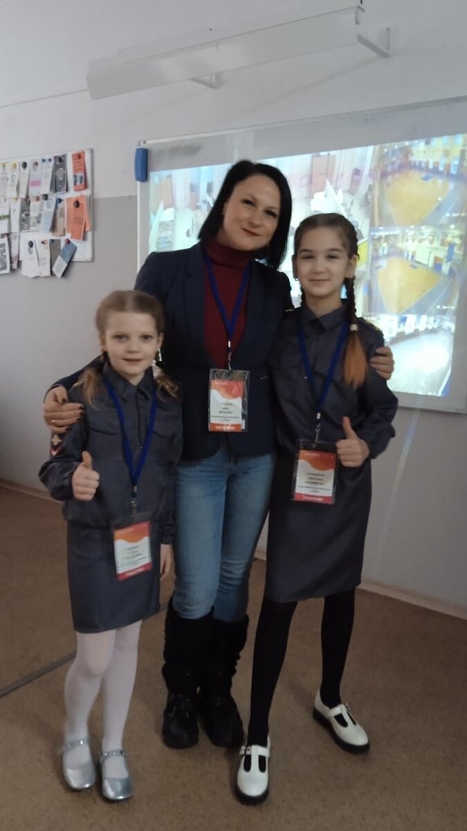 Мальчик идет в школу. Дети идут в школу. Школьник бежит. Школьная форма для первоклассников. Школьники на улице.