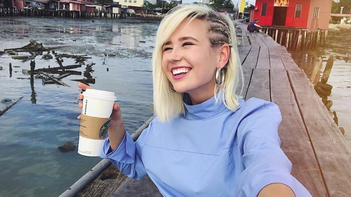 Песню девочка 1. Руки вверх девушка из прошлого. Девушка с электрогитарой. Гривина певица. Ариана гранде 2023.