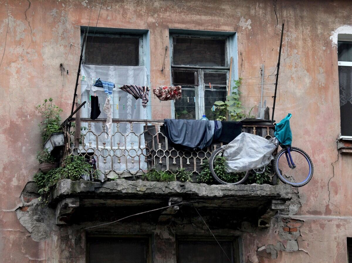    Стена аварийного жилого дома треснула среди ночи© РИА Новости / Виталий Аньков