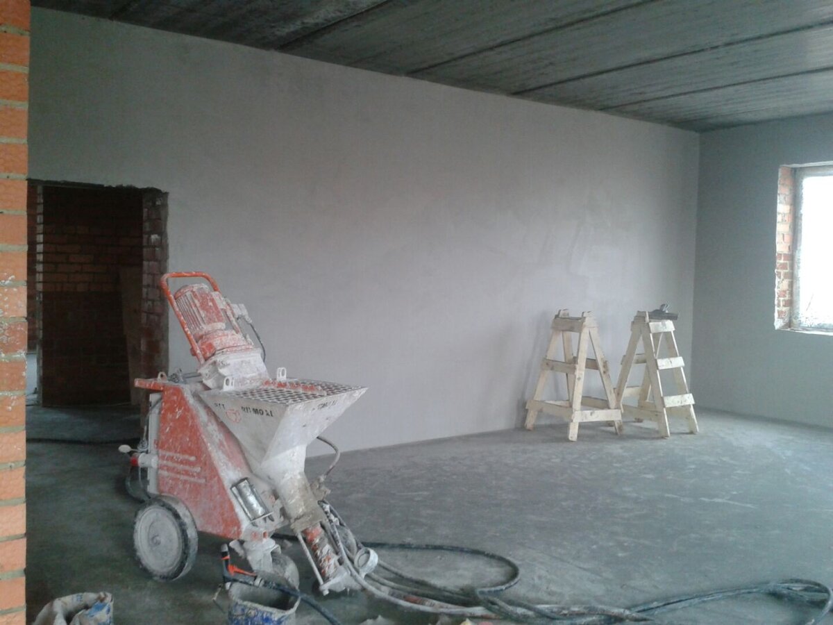 шпатлевка стен. штукатурить стену фуген. штукатурка стен до 10 мм. штукатурка рабочие. выравниватель штукатурки.