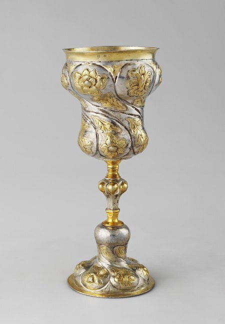 Пример лощатого/ложчатого кубка: серебро, работа польских мастеров, 1670-1680-е годы. Фотография и экспонат Музеев Московского Кремля