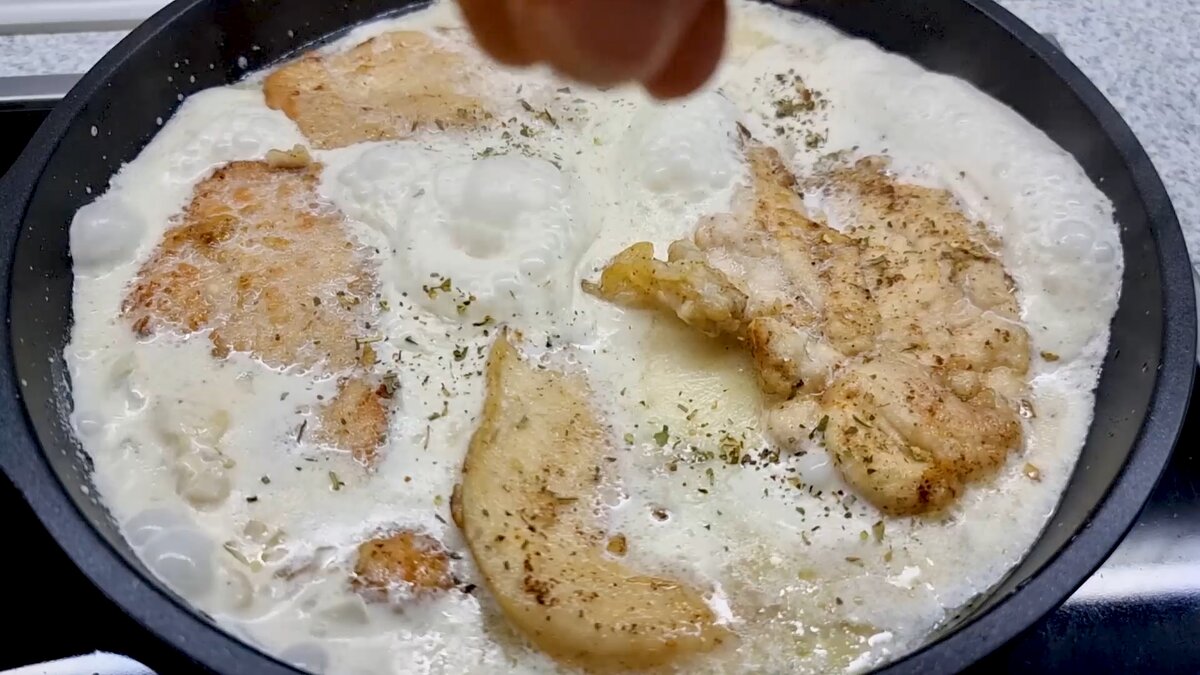 Как варить филе. Куриное филе розовое после варки. Куриная грудка в кастрюле. Как варить филе. Массирование процесс приготовления.