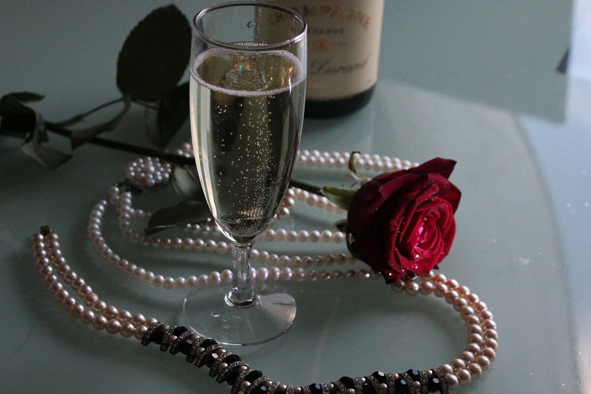 Пьяна шампанское. Красивые бокалы. С днем рождения бокалы. Шампанское бокал розы. Бокал шампанского и цветы.