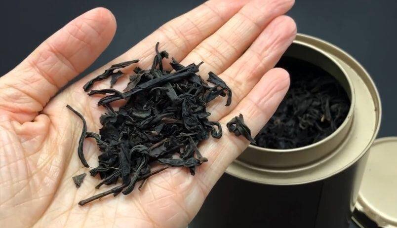 чай после работы. женщина с чашкой чая. чаепитие. пью чай. чай после работы.