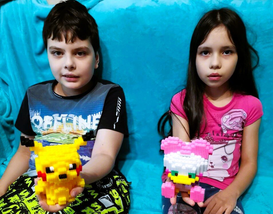 Дети научились собирать из мелких лего-деталек таких вот сказочных персонажей. Ушло два дня. Роберт старается не отставать от сестры.