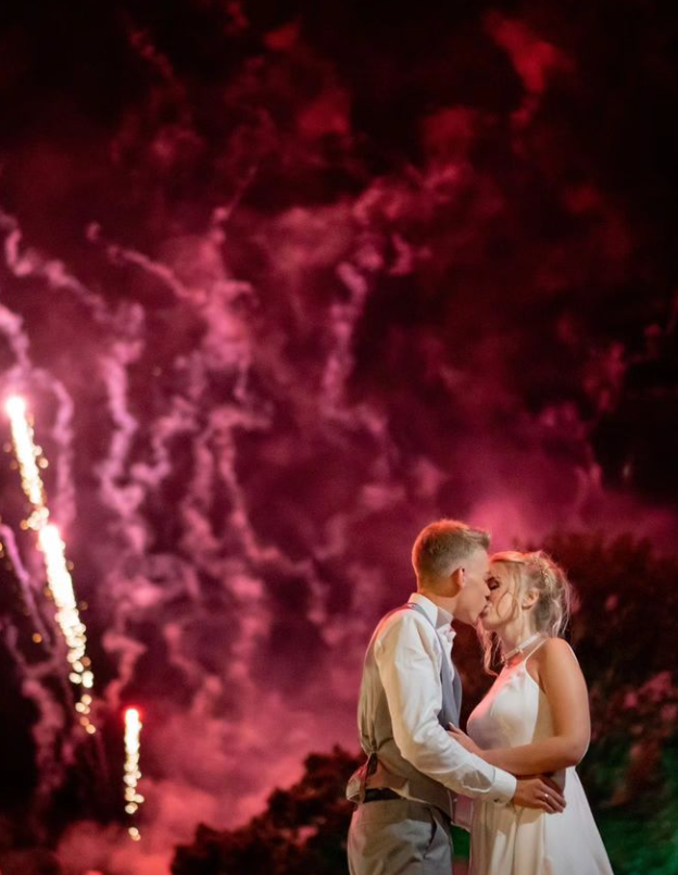 Свадьба загс. Возле загса. Церемония бракосочетания в загсе. Подружки невесты и жених. Свадьба выход.