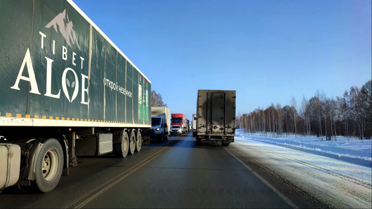 Это не городские пробки, это трасса где-то в 100 км. от города 🤦‍♀️