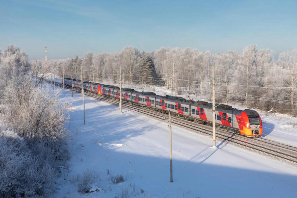 Нижний новгород иркутск поезд. Поезд Ласточка Оренбург Орск. Электричка Ласточка Иркутск зима. Поезд Великий Устюг Ласточка. Электричка зимой.