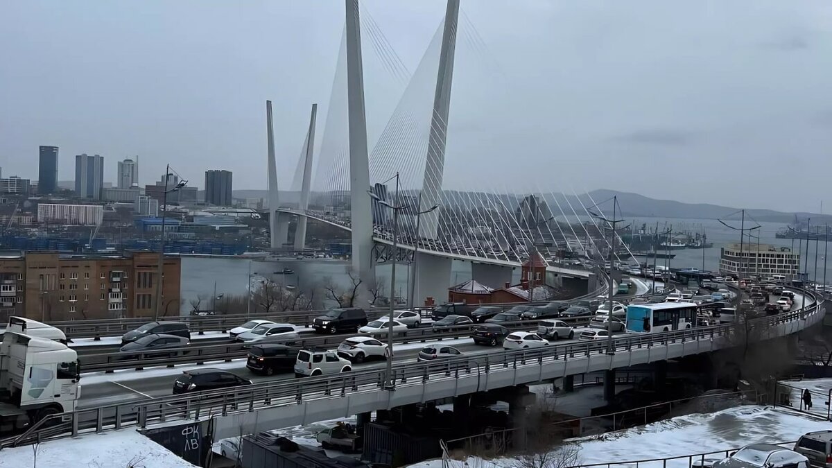 Массовое ДТП на Золотом мосту и перекрытая полоса: вчера Владивосток стоял  в пробке | Восток-Медиа | Дзен