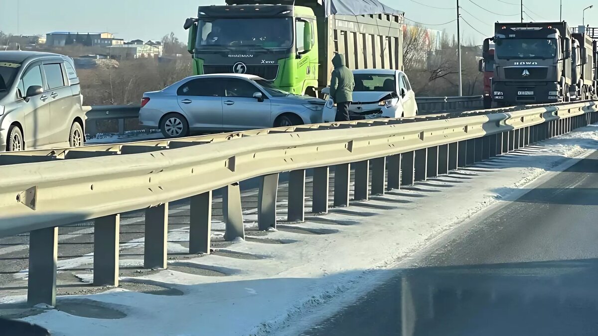     Столкновение двух легковых автомобилей и тяжелого грузовика привело к серьезному затруднению движения транспорта на трассе аэропорта в районе Доброфлота.