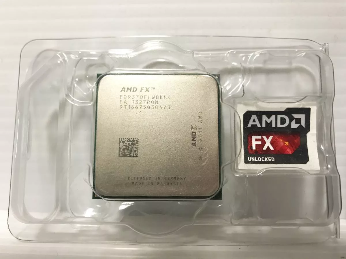 платим за электроэнергию. долги за электричество. оплата коммунальных услуг. счёт за электроэнергию. плата за электроэнергию.