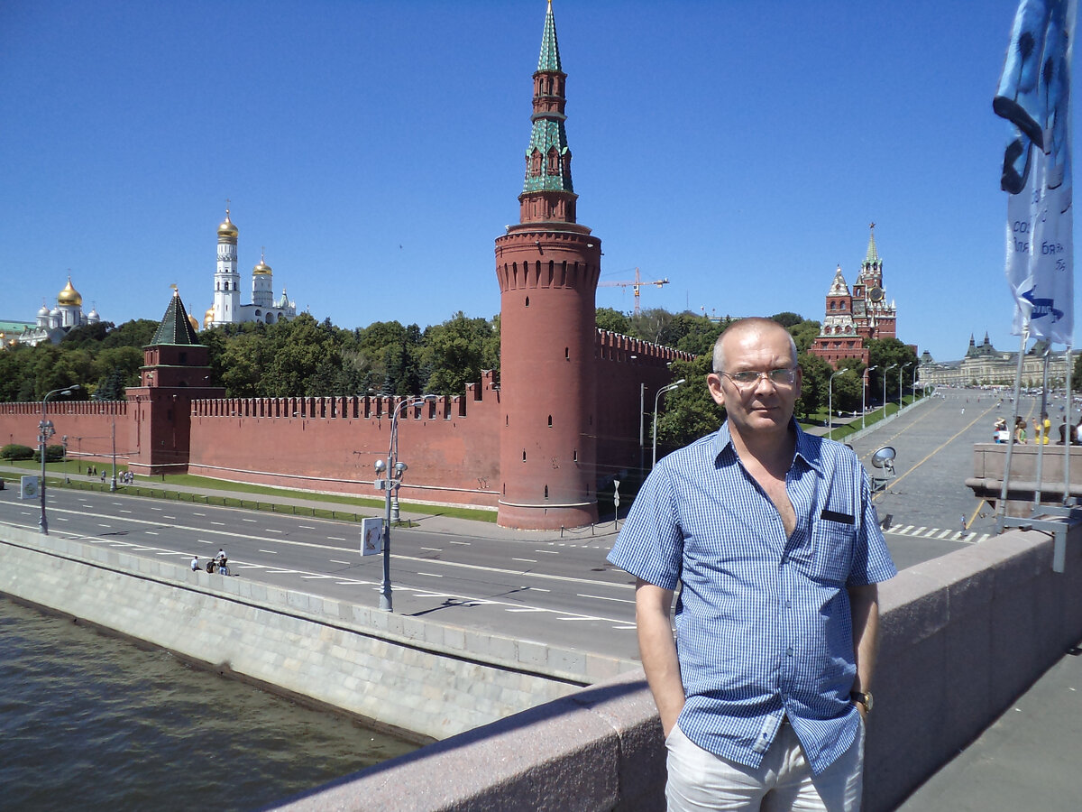 Стой подальше. Красивая дорога и человек. Полиция карикатура. Стой подальше. Правила поведения на остановке.