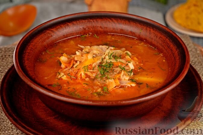 свинина, капуста квашеная, рис круглозерный, картофель, морковь, лук репчатый, зелень укропа, томатная паста, лавровый лист, масло растительное, соль, перец чёрный молотый
