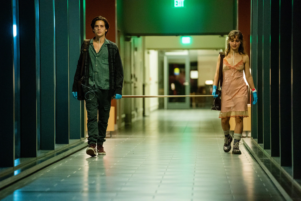 в метре друг от друга постер. книга в метре друг. рейчел липпинкотт, микки дотри, тобиас иаконис. в метре друг от друга / five feet apart (2019). хейли лу ричардсон в метре друг от друга.