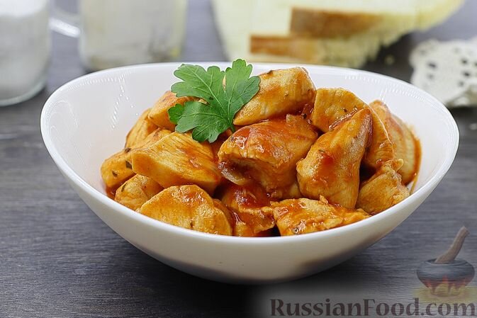 куриное филе, лук репчатый, чеснок, томат-паста, мука, масло растительное, травы прованские, соль, перец чёрный молотый, сахар