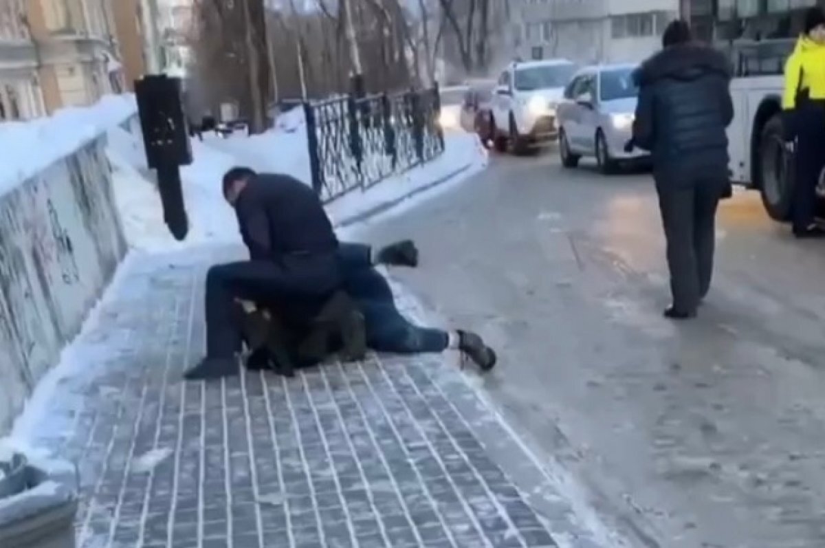    Водитель автобуса №8 и пассажир подрались на остановке в Хабаровске
