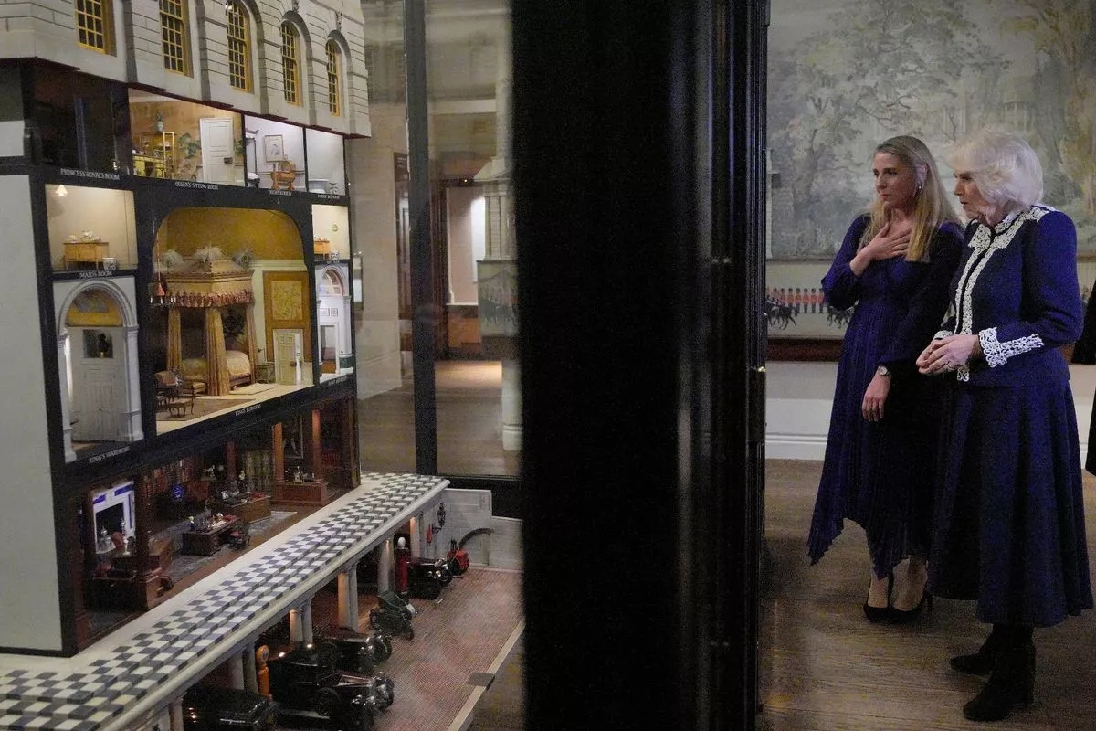 Камилла осматривает кукольный дом королевы Марии