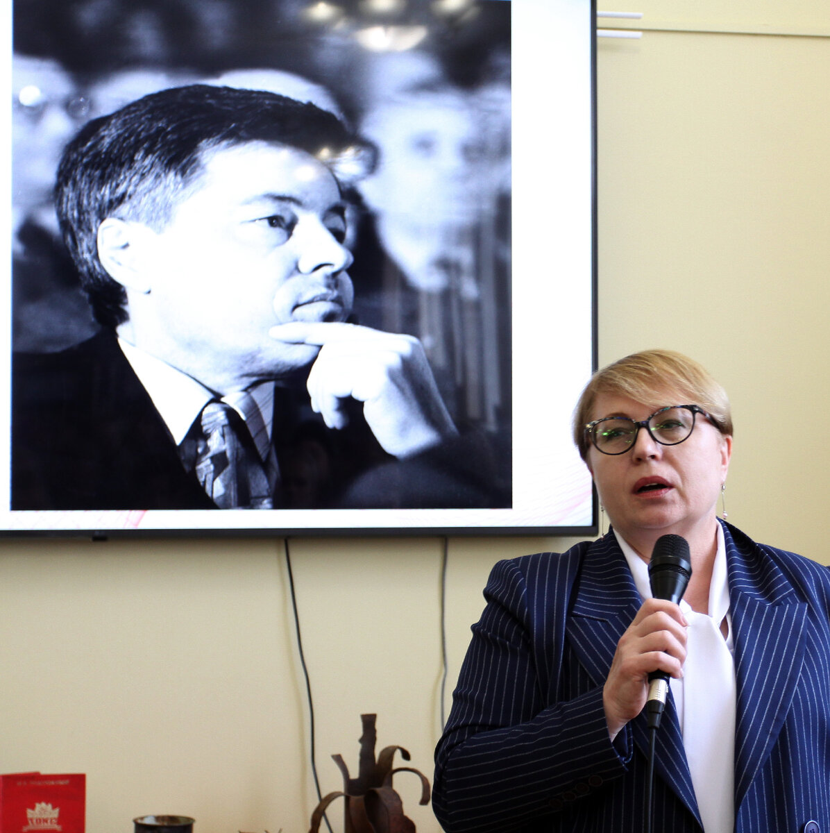 Утопаю в нежности твоей. Девушке дарят цветы. Брент линч джек веттриано. Расставание. Ромашки романтика.