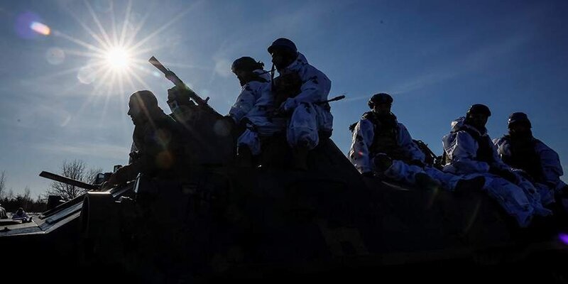 на бронетехнике едут военные.  фото:картинки  яндекса.