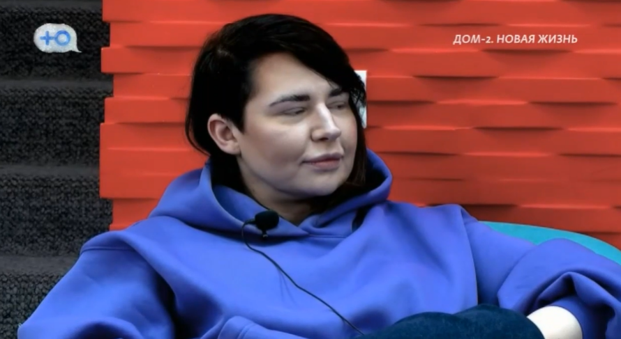 Черные коты обнимаются. Два черных котика. Два темных. Два черных кота. Кошка на темном фоне.