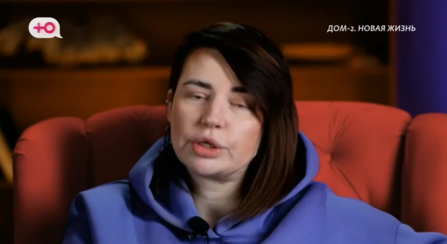 слухи про парня. статус про слухи. люди сплетничают. женщина шепчет на ухо. шепот на ухо.