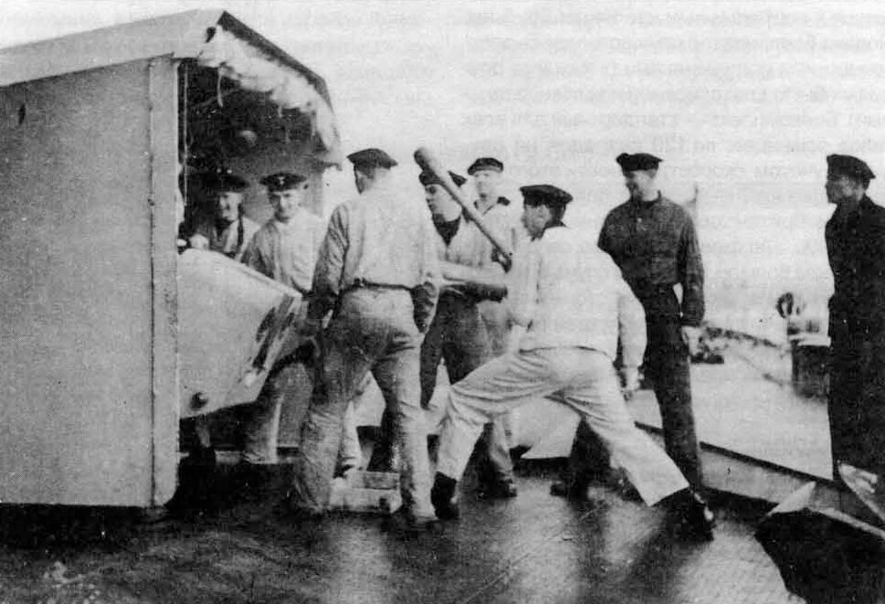 Тренировка расчета 127-мм орудия на эсминце «Фридрих Инн»