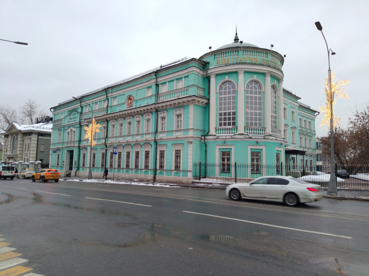 Думаю, многим знакомо это здание.