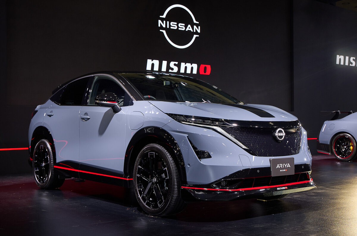    Токийский автосалон, проходящий зимой в выставочном комплексе Makuhari Messe, посвящён в первую очередь автоспорту, тюнингу и, в широком смысле, автомобилю как хобби. Так что даже гиганты автопрома обычно выставляют здесь не мейнстримные модели, а «заряженные» варианты или гоночные машины. Например, Nissan показал в Токио «драйверскую» версию электромобиля Ariya. Кроссовер [Nissan Ariya Nismo](https://motor.ru/news/nissan-ariya-nismo-12-01-2024.htm) получил доработанную подвеску, измененные алгоритмы управления тягой и специальный ездовой режим Nismo. Снаружи — агрессивное аэродинамическое оперение с лаково-черными накладками и бордовым кантом, внутри — кресла с развитой боковой поддержкой, отделка из цепкой алькантары и те же красные мотивы. Электромобиль будет доступен только в мощных полноприводных исполнениях отдачей 367 или 435 л.с.   
Nissan