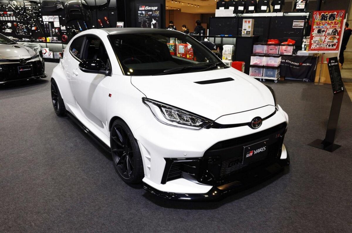    Toyota представила обновлённый хот-хэтч [GR Yaris](https://motor.ru/news/toyota-gr-yaris-12-01-2024.htm). Изменения не очень глубокие, но крайне обширные. Во-первых, более прочный кузов с увеличенным количеством сварных точек и большим количеством клеевых соединений. Во-вторых — усиленная начинка двигателя (ГРМ, другие поршни, изменённый датчик наддува). В-третьих — более эргономичный интерьер с совершенно другой панелью приборов и слегка опущенными передними сиденьями... А, главное, появление восьмиступенчатого «автомата» в дополнение к ранее безальтернативной ручной коробке передач. Кроме того, в статусе концепта представили версию «Grow» (на фото) с небольшими аэродинамическими доработками: антикрылом на третьей двери, вентиляционным отверстием в капоте, юбками по низу кузова.   
Tokyo Auto Salon
