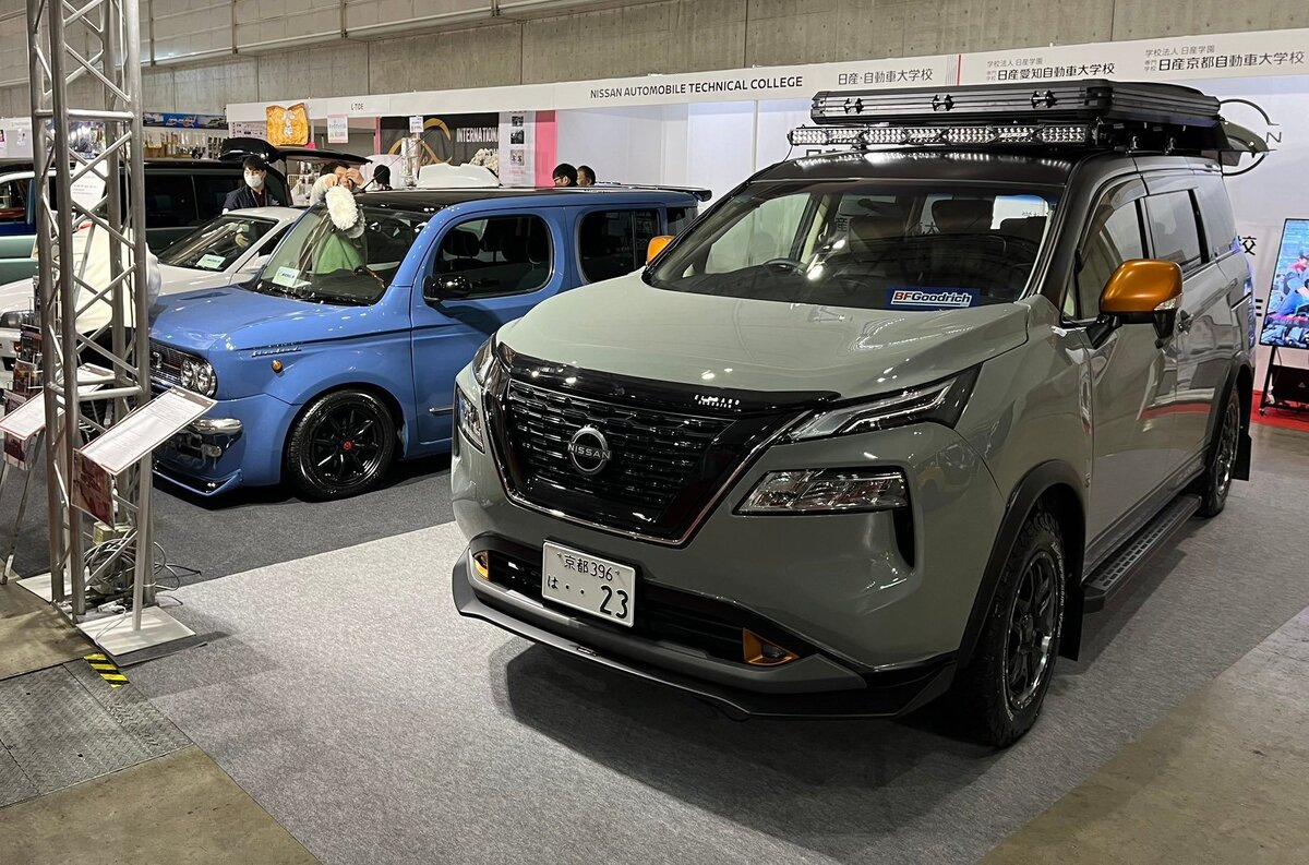 Киа в автосалоне 2022. Люди стоящие в автосалоне. Автосалон сейчас. Москва заречье мерседес панавто. Автосалон сейчас.