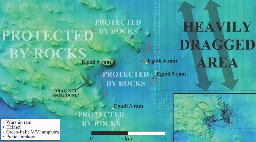 Одна из зон концентрации находок, включая тараны (Egadi 3 - 6), сохранившаяся благодаря каменистому дну. Черные стрелки - зона, уничтоженная рыбаками. 
