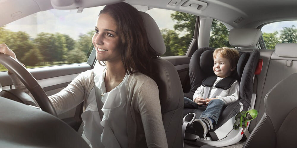 Едем маму с другом. Britax Romer King 2. Женщина с ребенком в машине. Мама с ребенком в машине. Ребенок за рулем.