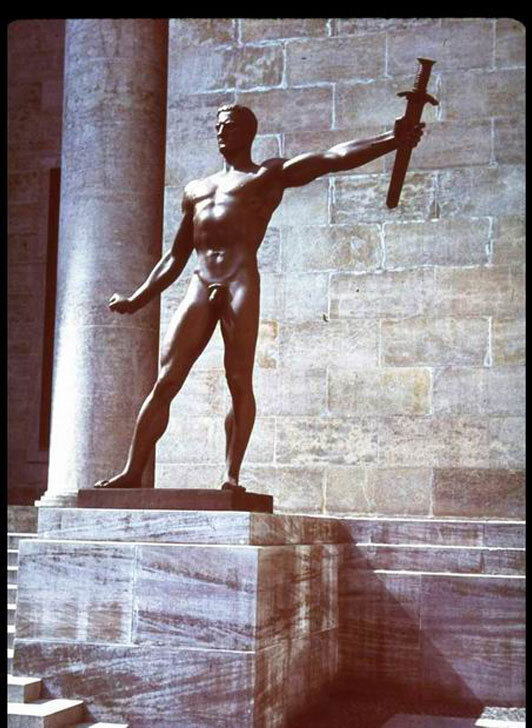 Скульптура "Вермахт". Располагалась на входе в Рейхсканцелярию.