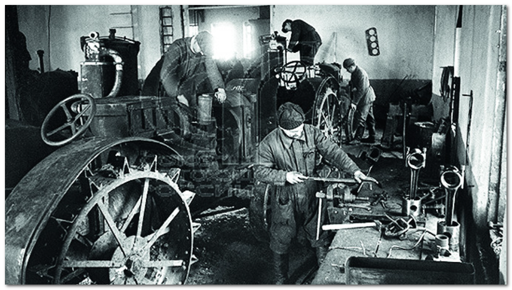Первая мтс была создана. Машинно-тракторные мастерские в СССР. Машинно-тракторные станции 1930. Машинно Тракторная станции 1930-е. Трактор Коммунар 1924.
